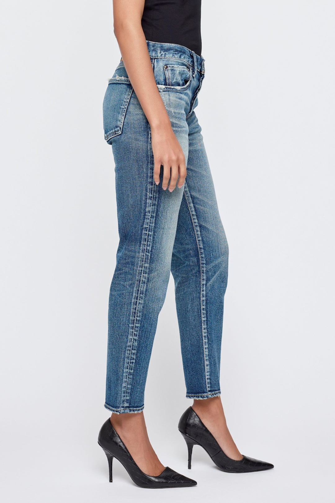 Moussy Vintage Alice tapered jeans side view with black heels
