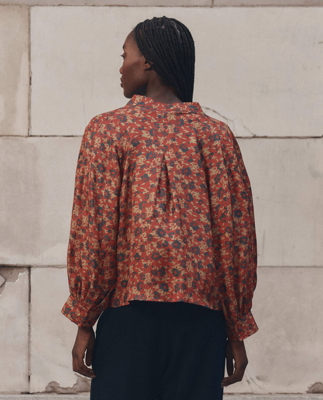 Back view of The Great Ashland Top in rust red floral print with balloon sleeves