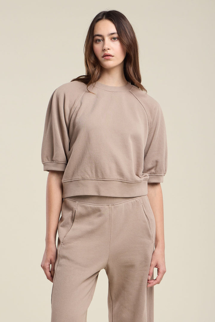 Velvet Bonnie07 short-sleeve cropped sweatshirt in taupe worn with matching pants